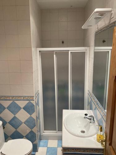a bathroom with a sink and a shower at Casa Pascual in San Pedro del Arroyo