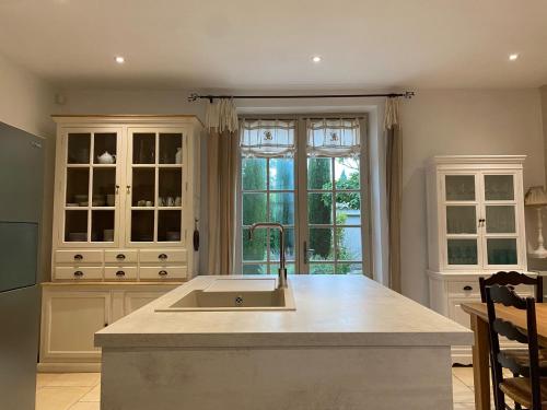 Kuchyň nebo kuchyňský kout v ubytování Le Mas du Chemin : mas typique des Alpilles