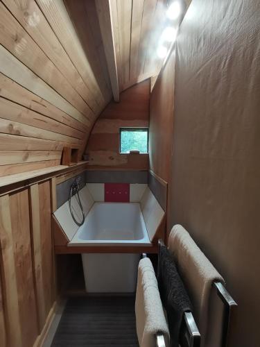 - une petite cuisine avec évier dans une petite maison dans l'établissement La Verdine, à Lacaze