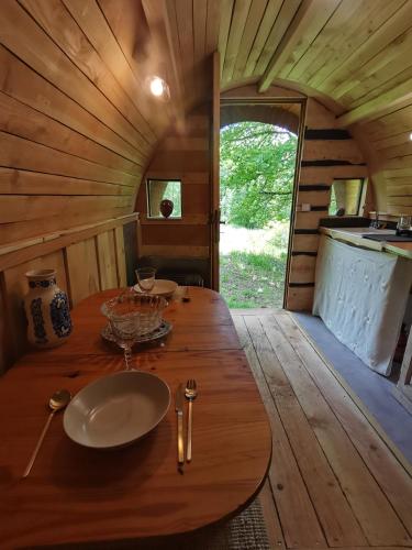 - une table en bois avec une plaque dans une cabine dans l'établissement La Verdine, à Lacaze