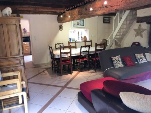 un salon avec une table et un canapé dans l'établissement Chaumière authentique, à Herbignac