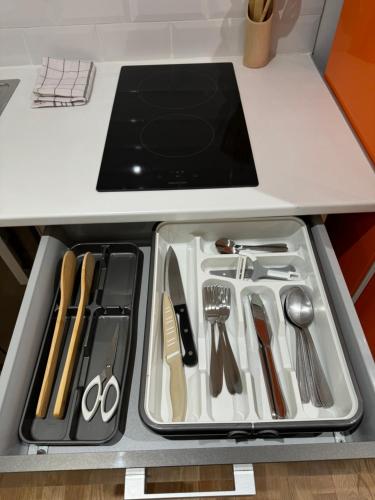 un tiroir dans une cuisine avec des ustensiles dans l'établissement Jungle Room, centre ville Dax, à Dax