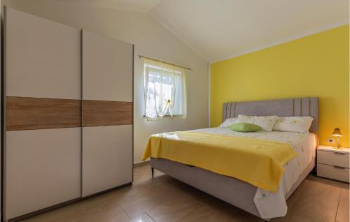 Ένα ή περισσότερα κρεβάτια σε δωμάτιο στο Amazing Home In Pomer With Wifi