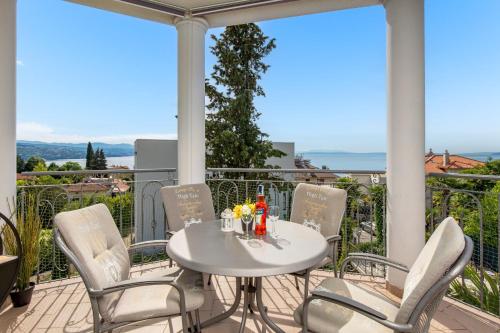 Palme Hill Opatija Apartment with a pool