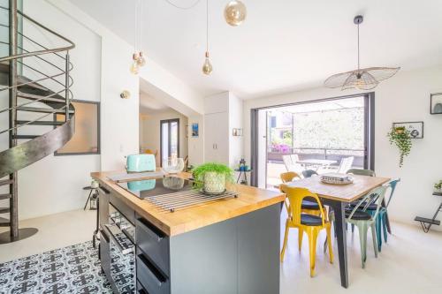 une cuisine et une salle à manger avec une table et des chaises dans l'établissement Magnifique Villa d'Architecte - Terrasse & Parking - Les Frères de la Loc', à Marseille