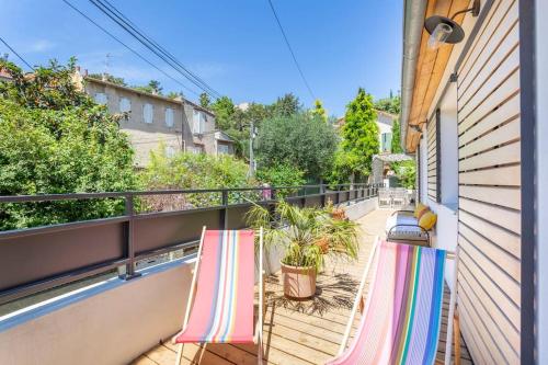 un balcon avec deux chaises longues sur un balcon dans l'établissement Magnifique Villa d'Architecte - Terrasse & Parking - Les Frères de la Loc', à Marseille
