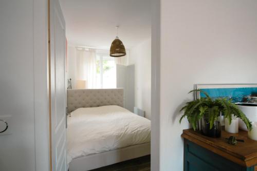 une chambre avec un lit et une fenêtre dans l'établissement Appartement avec terrasse privée, plage à pied, à Saint-Aubin-sur-Mer