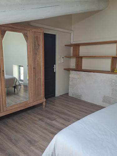 Ένα ή περισσότερα κρεβάτια σε δωμάτιο στο Loft avec patio Villeneuve les Avignon