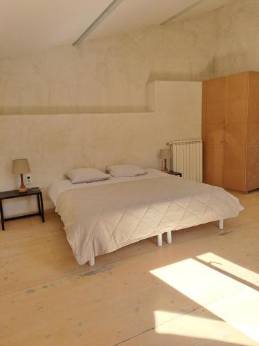 Ένα ή περισσότερα κρεβάτια σε δωμάτιο στο Loft avec patio Villeneuve les Avignon