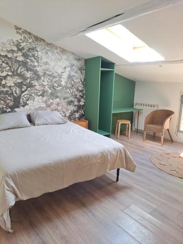 Ένα ή περισσότερα κρεβάτια σε δωμάτιο στο Loft avec patio Villeneuve les Avignon