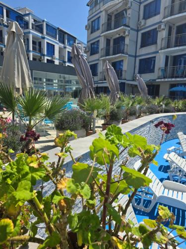 Bazén v ubytování POMORIE Blue Bay Seaview nebo v jeho okolí