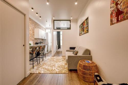 un salon avec un canapé et une table dans l'établissement Gare de Lyon 4BD - 4BTH apartment!, à Paris