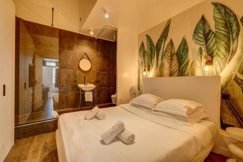 une chambre avec un grand lit avec des serviettes dessus dans l'établissement Gare de Lyon 4BD - 4BTH apartment!, à Paris