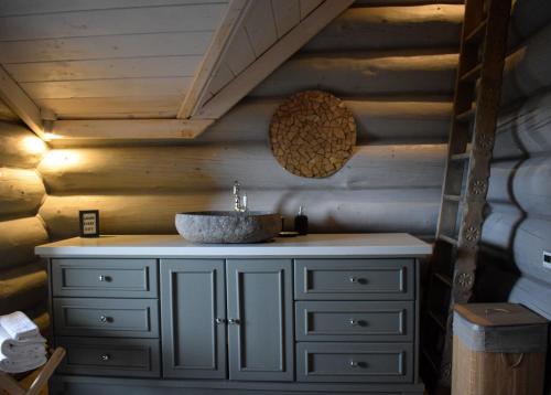 a bathroom with a sink on top of a counter at Charlton Estate in Yablunytsya