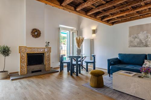 Una sala de estar con un sofá azul y una mesa. en Domus Beato Angelico, en Roma