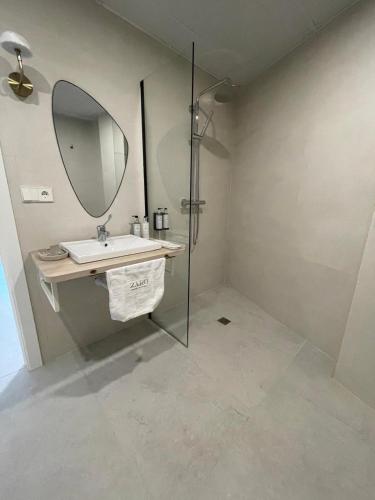 Bilik mandi di Zarú Hotel Boutique