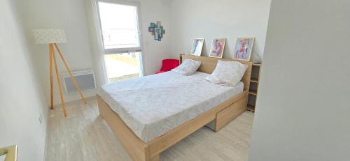 une chambre avec un lit et une fenêtre dans l'établissement Maison 4 chambres lumineuse Proche mer, à Sérignan