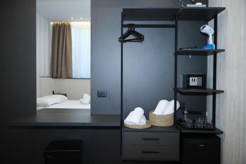 un bagno con specchio e una camera con un letto di Hotel Scutari a Shkodër