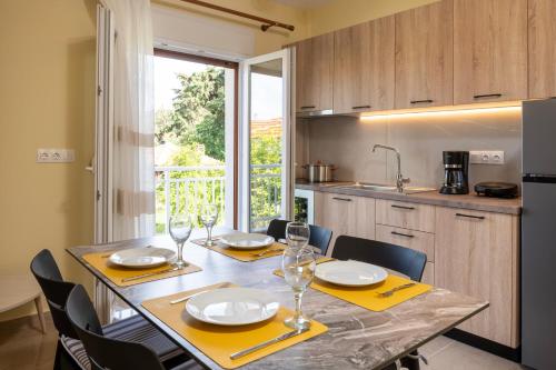 Dapur atau dapur kecil di Alekos apartment