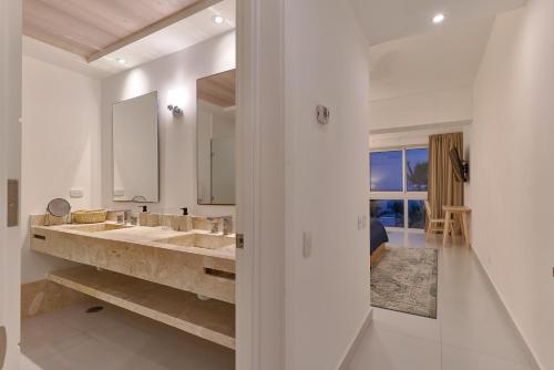 Bilik mandi di Aquarella Beachfront 2BR Sunset Juan Dolio