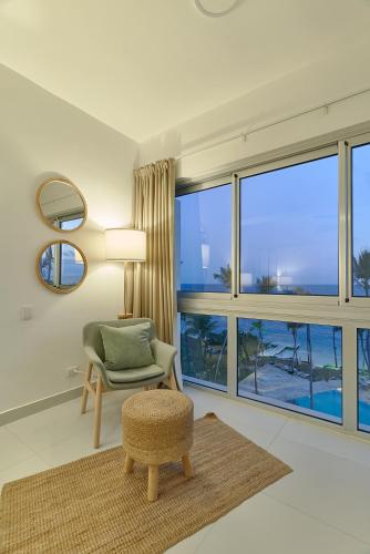 Ruang duduk di Aquarella Beachfront 2BR Sunset Juan Dolio