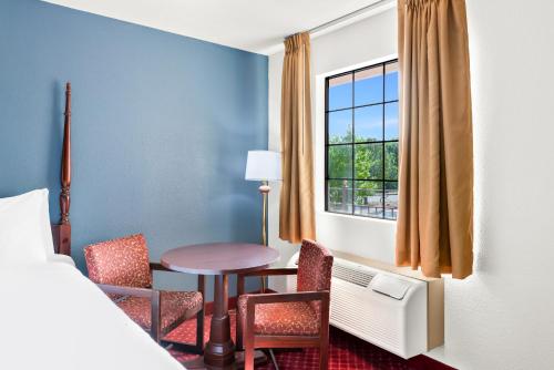 Una cama o camas en una habitación de Clarion Inn Branson