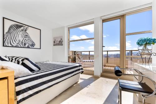 1 dormitorio con una foto de cebra en la pared en Penthouse Duplex with Epic Views, en Barcelona