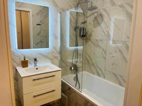 łazienka z umywalką i prysznicem w obiekcie Złote Apartamenty 58 w mieście Legnica