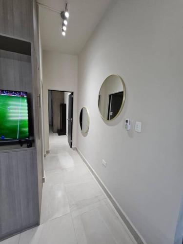 a room with a tv and a hallway with a television at Departamento cerca del Consulado in Ciudad Juárez