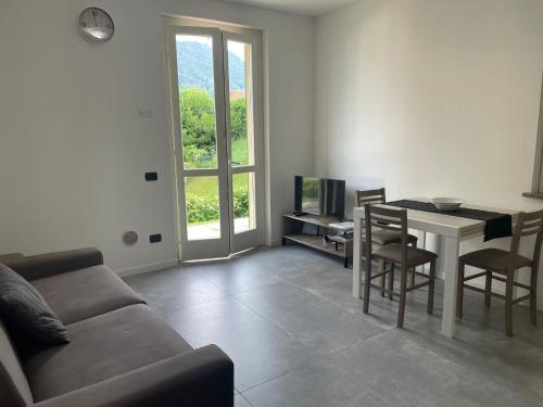 Casa Ghilbert في بيلاجيو: غرفة معيشة بها أريكة وطاولة