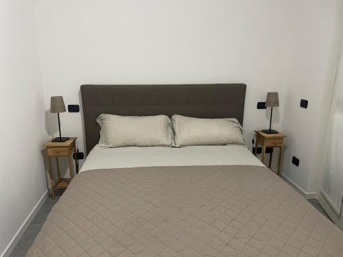 Casa Ghilbert في بيلاجيو: غرفة نوم بسرير كبير مع مصباحين