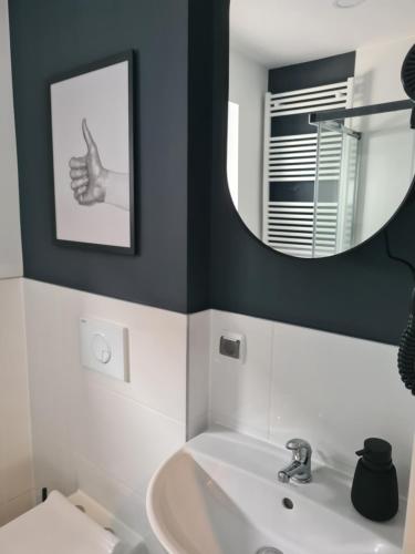 a bathroom with a mirror and a sink at Apartment Ferienwohnung Monteurwohnung Ecke in Magdeburg