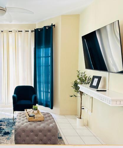 Falcon Oceanview 2br Condo-Airport Transportation Available-24-7Securityにあるテレビまたはエンターテインメントセンター