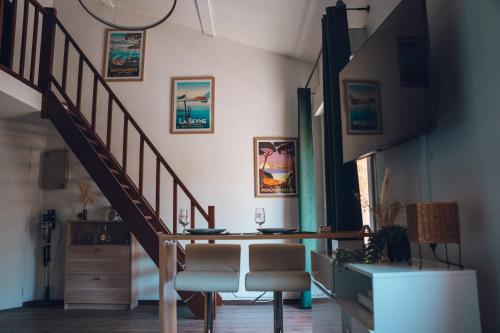 une salle à manger avec une table et un escalier dans l'établissement Duplex de lumière vue sur la mer, à La Seyne-sur-Mer