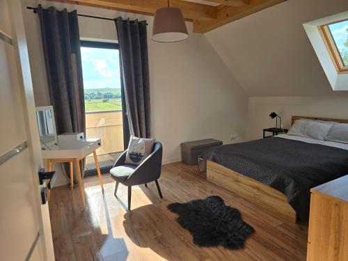 Una cama o camas en una habitación de Willa Górska Pod Lasem