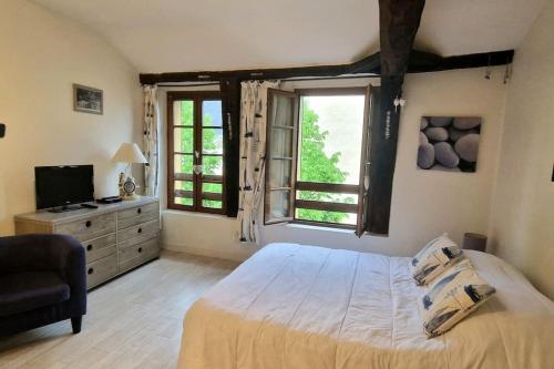 une chambre avec un grand lit et une télévision dans l'établissement Studio centre historique Vannes, à Vannes