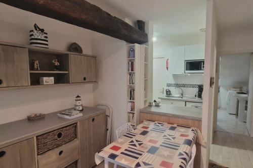 une chambre avec un lit et une cuisine dans l'établissement Studio centre historique Vannes, à Vannes
