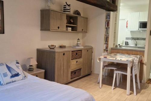 une chambre avec un lit et une table et une cuisine dans l'établissement Studio centre historique Vannes, à Vannes