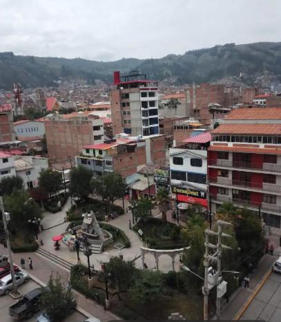 ein Blick auf eine Stadt mit Gebäuden und einer Straße in der Unterkunft D ROSSY House in Huaraz