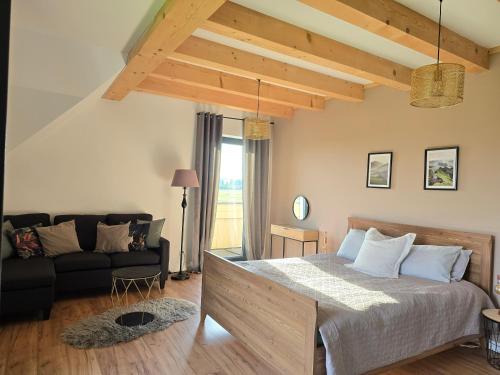 Una cama o camas en una habitación de Willa Górska Pod Lasem