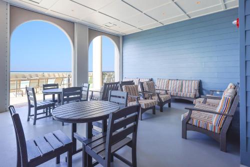 Χώρος καθιστικού στο The Oasis 406 formerly Phoenix West II 406 condo