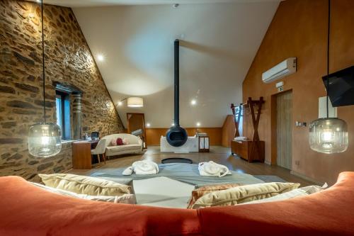 a living room with a couch and a fireplace at Cherry Sculpture Hotel in Paul
