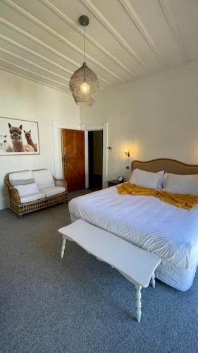 Ένα ή περισσότερα κρεβάτια σε δωμάτιο στο The Clive Hideaway