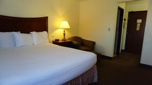 Cama o camas de una habitación en Baymont by Wyndham Arlington At Six Flags Dr