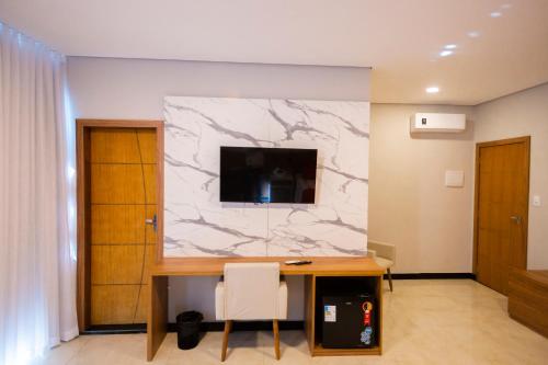 Una televisión o centro de entretenimiento en Hotel do Papai Noel