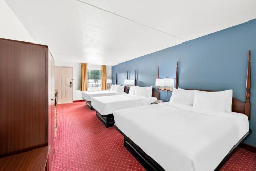 Una cama o camas en una habitación de Clarion Inn Branson