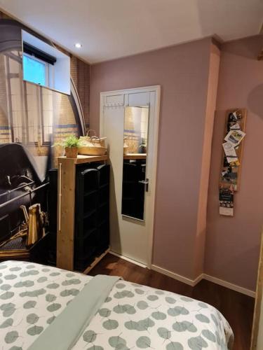 a room with a bedroom with a bed and a window at Appartement De Oliekan Small in Lemmer