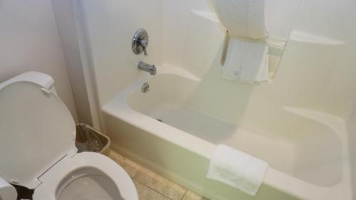 Un baño de Baymont by Wyndham Arlington At Six Flags Dr