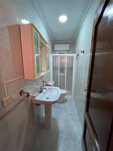 a bathroom with a sink and a toilet at Apartamento Mágina in Mancha Real