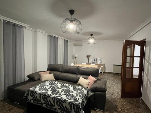 a living room with a couch and a table at Apartamento Mágina in Mancha Real